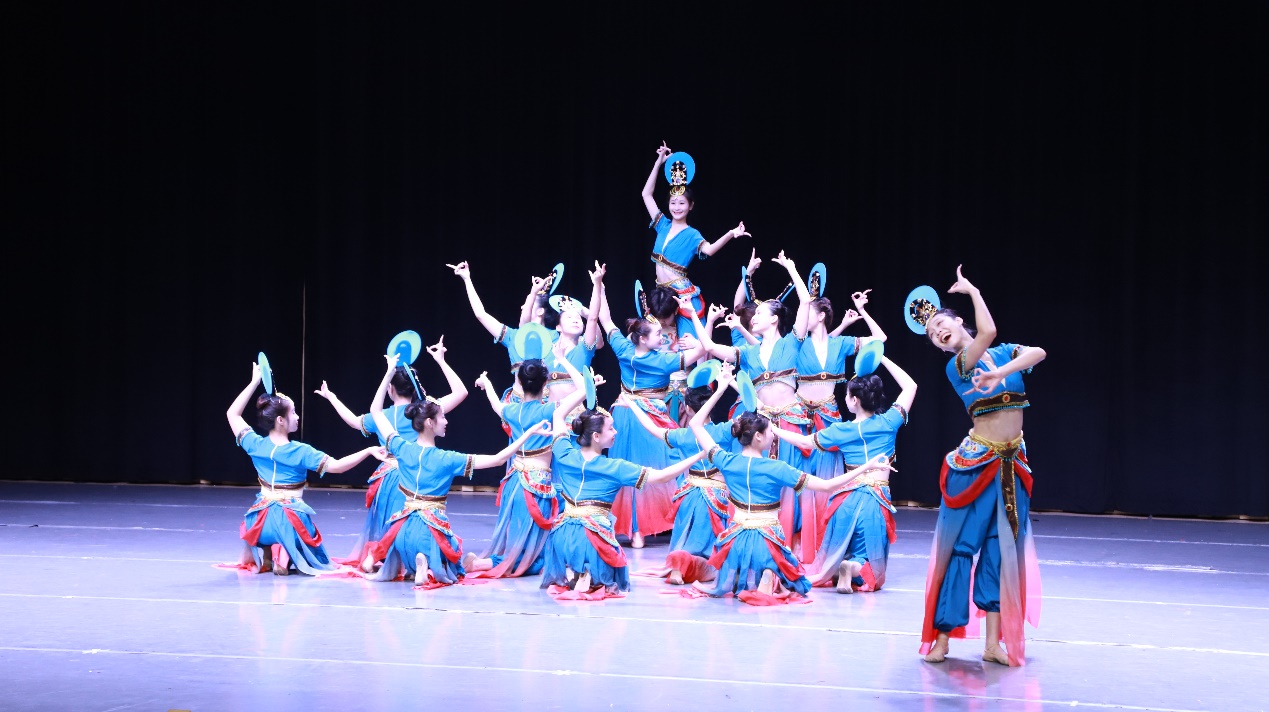 说明: 一群穿着蓝色衣服的人在跳舞描述已自动生成