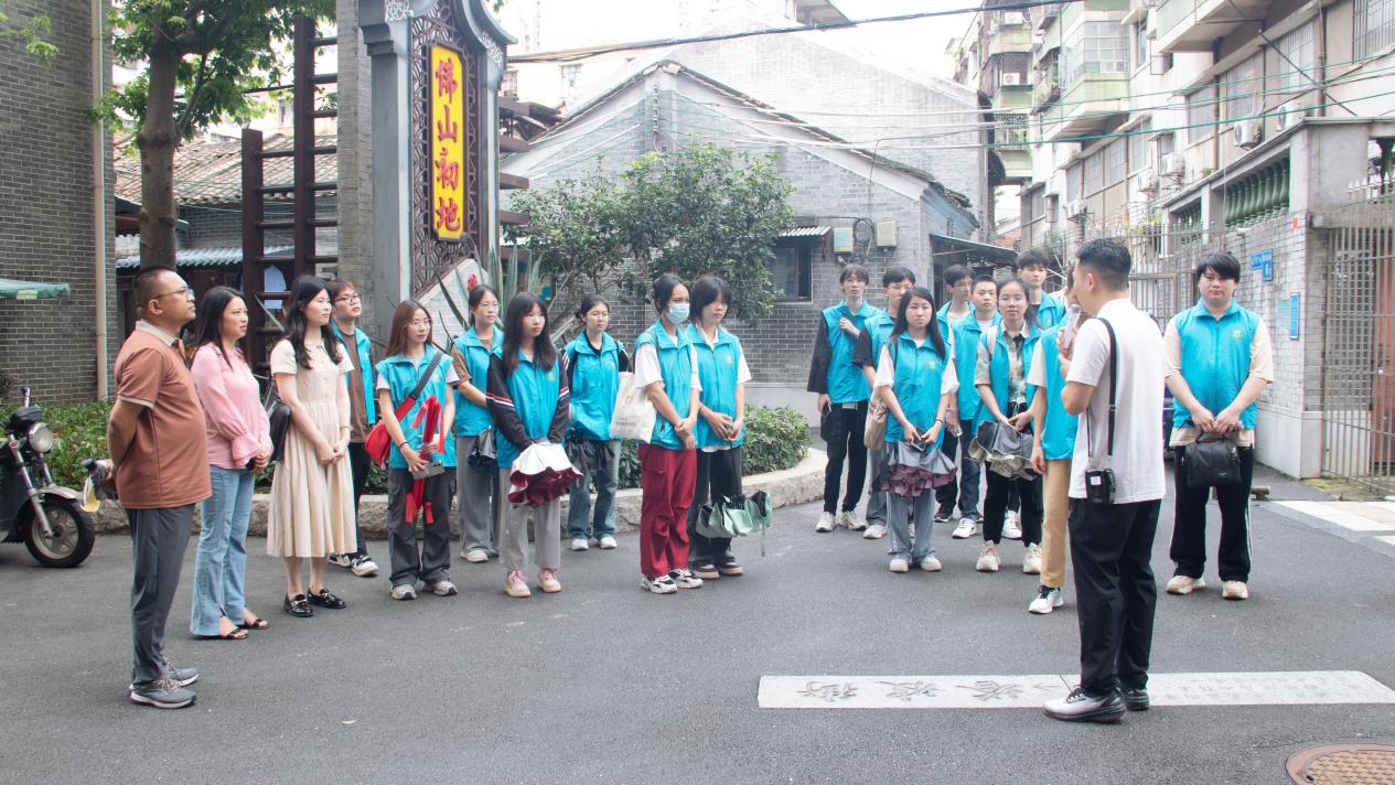 图:李伟峰讲解佛山老城区旅游线路