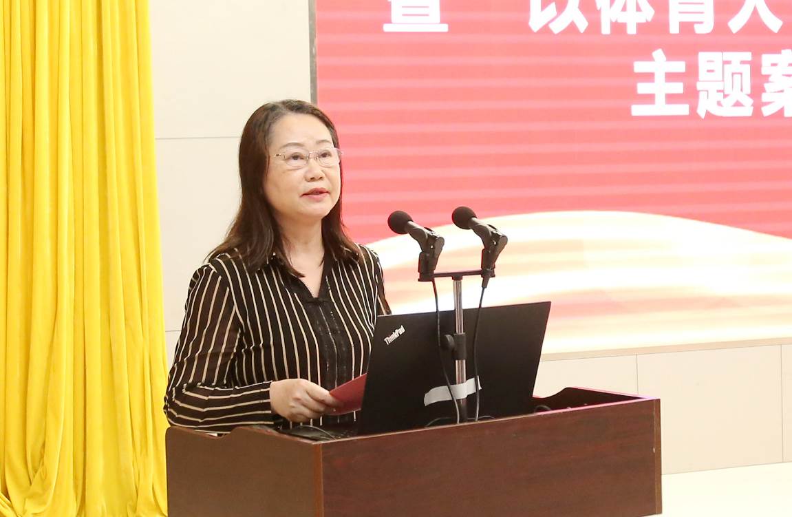 图：卢羡文在会上发表讲话