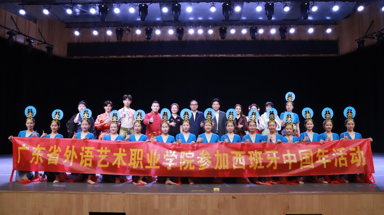 说明: 图片包含 桌子, 男人, 大, 人们描述已自动生成