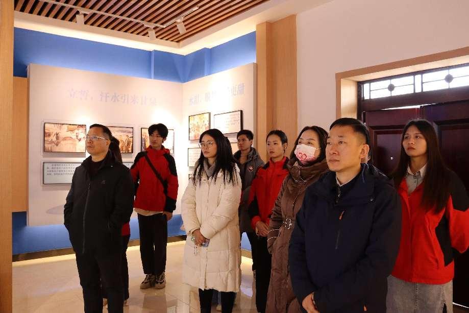 图:参观刘虎事迹纪念馆 图:参观刘虎事迹纪念馆