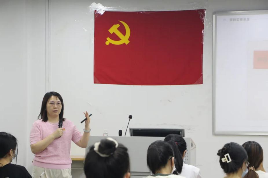 (图:吴晓玟讲授现场)_副本