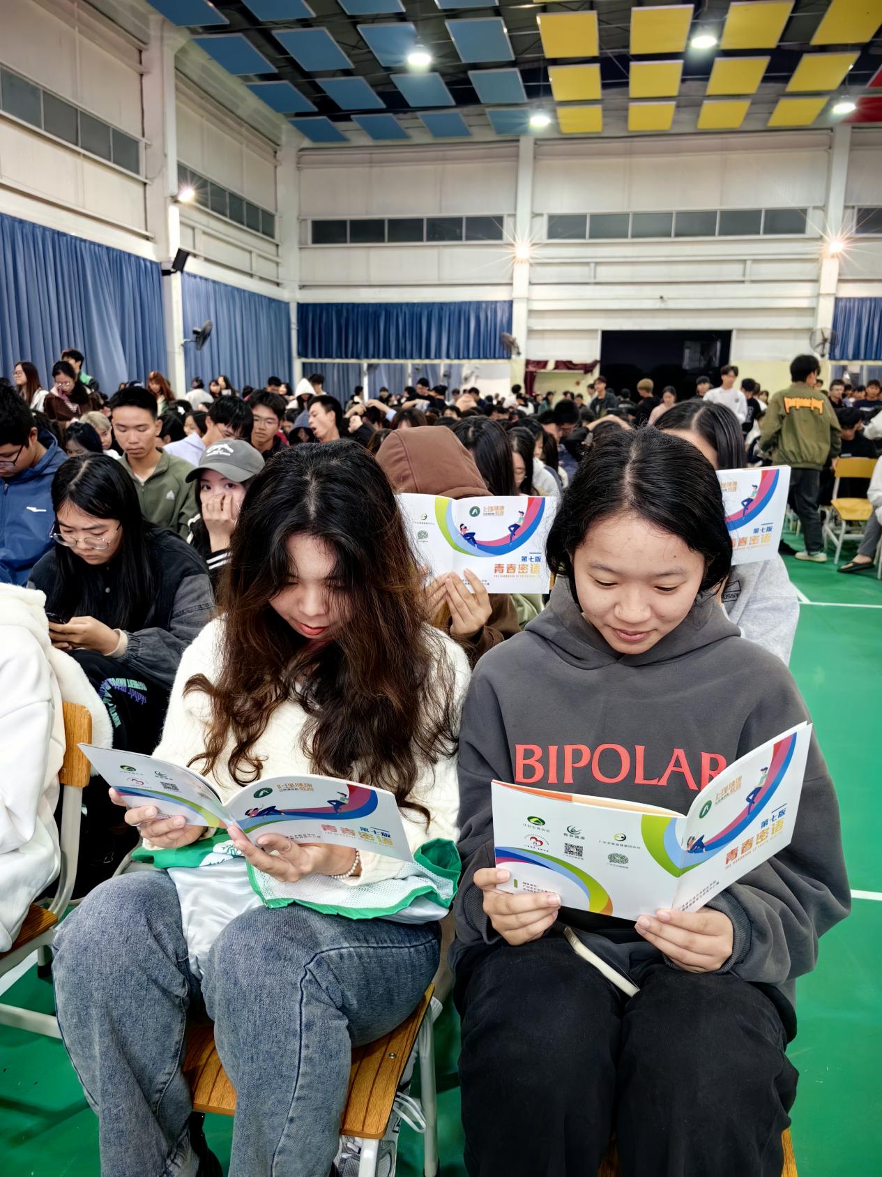 同学们翻看发放的青春密语 同学们翻看发放的青春密语